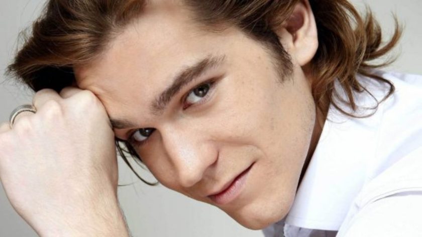 Quel âge a le fils de Mike Brant ?