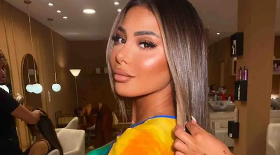 Qui est le père de Maeva Ghennam ?