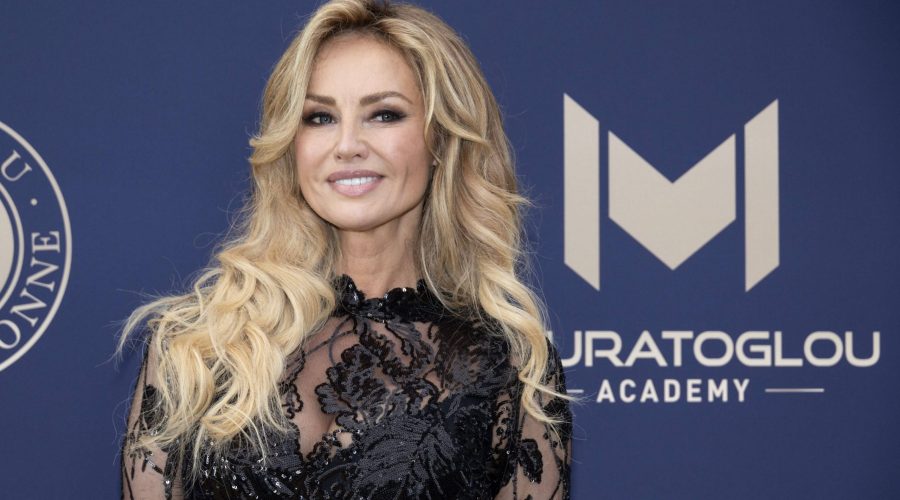 Taille Adriana Karembeu