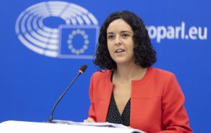 Qui est le père de Manon Aubry ?